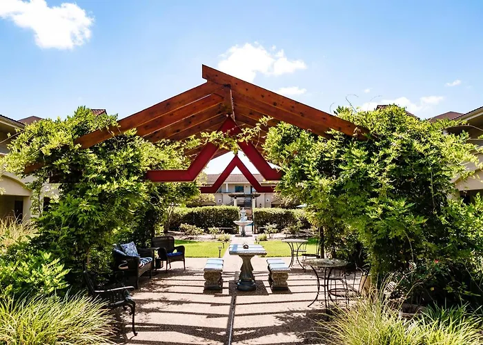 Vineyard Court Designer Suites Hotel