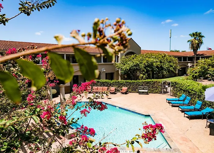 Vineyard Court Designer Suites Hotel