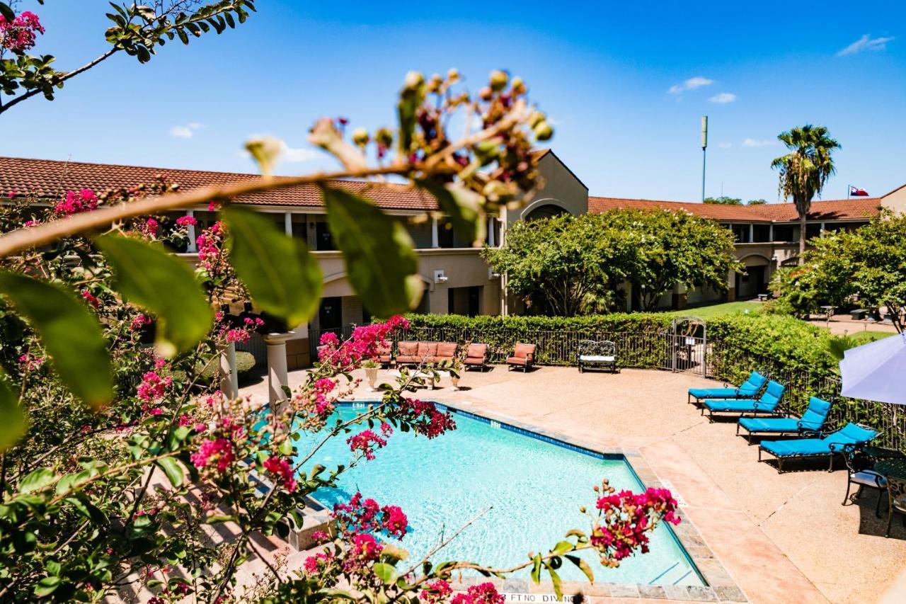 Hotel Vineyard Court Designer College Station