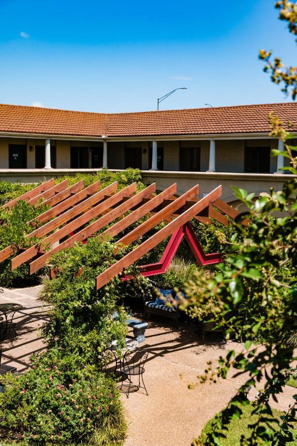 Hotel Vineyard Court Designer College Station