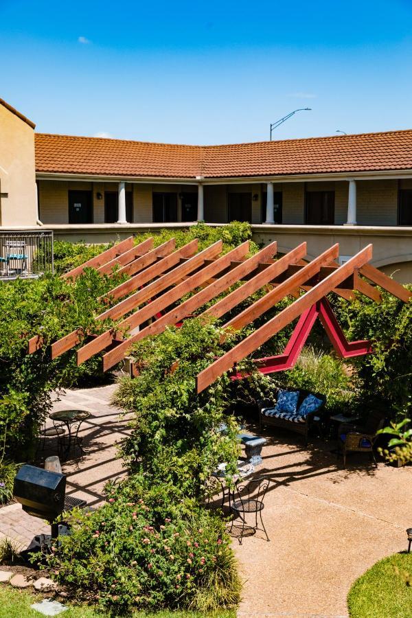 Vineyard Court Designer 3* College Station