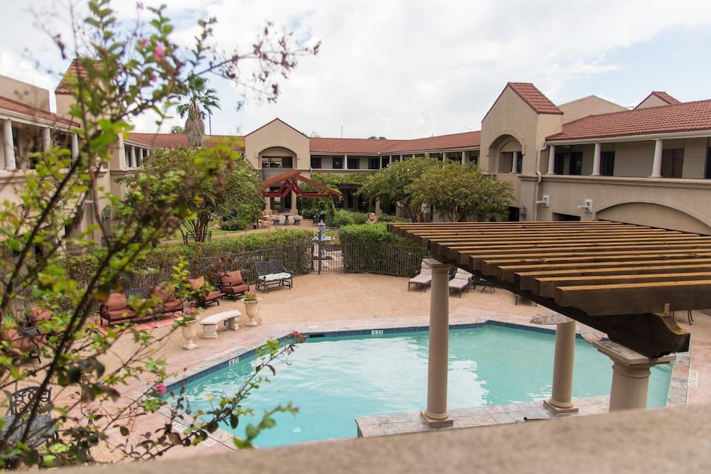 Vineyard Court Designer Hotel College Station